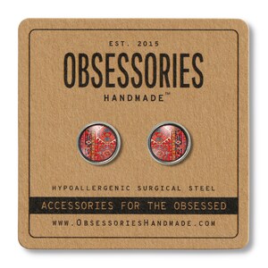 K&ouml;nnte beinhalten: Ein Paar silberne Ohrstecker mit einem roten, blauen und wei&szlig;en Muster. Die Ohrringe sind hypoallergen und aus chirurgischem Stahl. Der Text "OBSESSORIES HANDMADE" ist auf der Karte gedruckt.