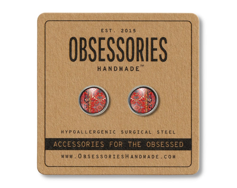 K&ouml;nnte beinhalten: Ein Paar silberne Ohrstecker mit einem roten, blauen und wei&szlig;en Muster. Die Ohrringe sind hypoallergen und aus chirurgischem Stahl. Der Text "OBSESSORIES HANDMADE" ist auf der Karte gedruckt.