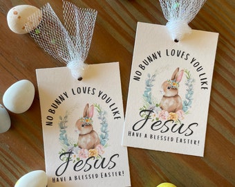 Puede incluir: Dos etiquetas de regalo de Pascua con una ilustración de conejo y el texto "No bunny loves you like Jesus. Have a blessed Easter!"
