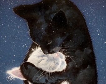 Op de afbeelding: Een zwarte kat met witte markeringen omhelst een witte kat met zwarte markeringen tegen een donkerblauwe achtergrond met witte sterren. De katten knuffelen en lijken te slapen. De afbeelding is geschilderd in een realistische stijl.