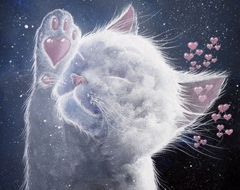 Op de afbeelding: Een witte kat met roze oren en een roze pootprint op zijn poot slaapt tegen een donkerblauwe achtergrond met witte sterren en roze harten. De kat is geschilderd in aquarel.