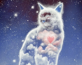 Op de afbeelding: Een witte kat met blauwe oren is gemaakt van wolken tegen een donkerblauwe sterrenhemel. De kat heeft zijn ogen dicht en een roze hart bevindt zich in zijn borst.