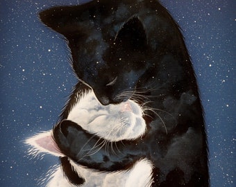 Op de afbeelding: Een zwarte kat met witte markeringen omhelst een witte kat met zwarte markeringen. De katten bevinden zich tegen een donkerblauwe achtergrond met witte sterren.