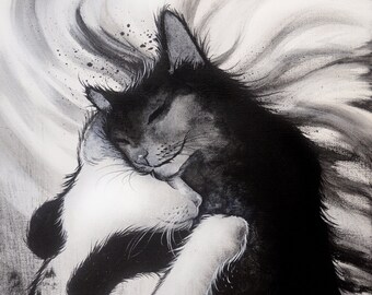 Op de afbeelding: Een zwart-wit schilderij van twee dieren, een kat en een hond, die elkaar omhelzen. De kat ligt bovenop de hond, met zijn kop op de rug van de hond. Het schilderij is gemaakt in een realistische stijl, met de nadruk op de vacht en de gezichtsuitdrukkingen van de dieren.