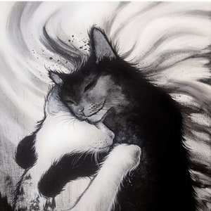 Puede incluir: Una pintura en blanco y negro de dos animales, un gato y un perro, abrazándose. El gato está encima del perro, con su cabeza descansando sobre la espalda del perro. La pintura está hecha en un estilo realista, con un enfoque en el pelaje y las expresiones de los animales.