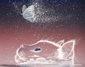 Op de afbeelding: Een witte kat met een blauw oog is afgebeeld als een wolkenformatie tegen een roze en blauwe sterrenhemel. Een witte vlinder met zwarte markeringen vliegt boven de kat.