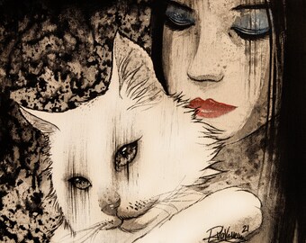 Op de afbeelding: Een zwart-wit schilderij van een vrouw met lang donker haar die een witte kat vasthoudt. De vrouw heeft haar ogen gesloten en haar lippen zijn rood geverfd. De kat kijkt de kijker aan met open ogen. De achtergrond is een donker, getextureerd oppervlak.