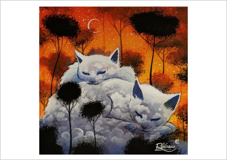 K&ouml;nnte beinhalten: Zwei wei&szlig;e Katzen mit blauen Augen schlafen in einer Waldlandschaft. Der Hintergrund ist leuchtend orange mit schwarzen B&auml;umen und einem Halbmond. Die Katzen sind in einem flauschigen, wolkenartigen Stil gemalt.