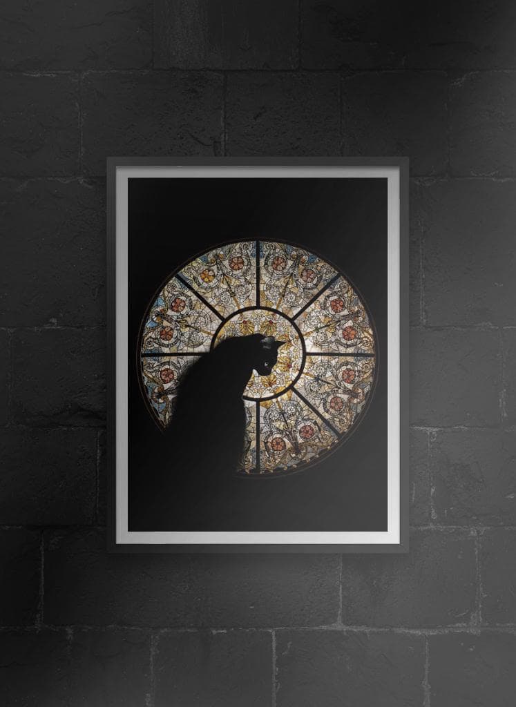 ラファエル作「ステンドグラスの黒猫」 - デジタルアートプリント