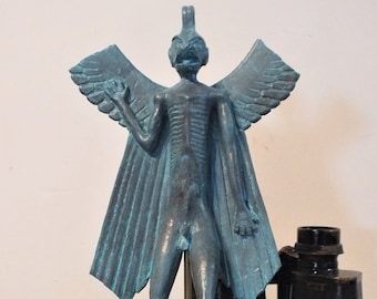 Pazuzu, bronzen afwerking, houten basis, demonische sculptuur, historisch artefact, Sumerisch, Mesopotamië, occult, Demoon