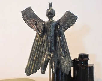 Pazuzu, obsidiaanafwerking, houten basis, demonische sculptuur, historisch artefact, Sumerisch, Mesopotamië, occultisme, demon