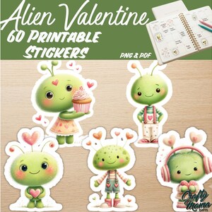 Może przedstawiać: Zestaw 60 naklejek do druku zatytułowany Alien Valentine, przedstawiający pięć zielonych postaci kosmitów z motywami serc. Naklejki zawierają kosmitów trzymających babeczkę, noszących słuchawki i ogrodniczki. Tekst brzmi Alien Valentine 60 Printable Stickers PNG & PDF.
