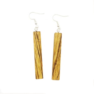 Zebrano Holz Ohrringe in Sterling Silber. Perfektes Geschenk zum 5. Jahrestag.