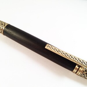 Stylo cadeau fait main irlandais en chêne des marais. Stylo personnalisé pour cadeau de 5e anniversaire.