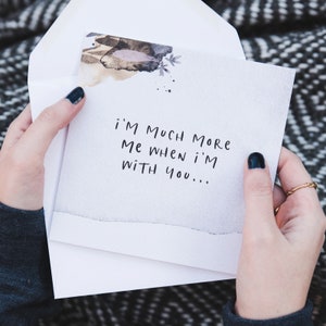 Carte d’anniversaire mignon - Je suis beaucoup plus moi avec vous - carte d’anniversaire pour petite amie - carte d’anniversaire romantique - I Miss You Card