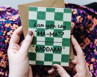 Divertida tarjeta del Día del Padre con «Mamá» y «Papá»