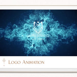 Peut inclure: Une tablette blanche affiche une animation de logo. L'écran présente un fond bleu et enfumé avec un logo de tête de loup géométrique blanc et le texte "WUMI STUDIO LOGO REVEAL". En dessous, le texte "Logo Animation" est affiché.