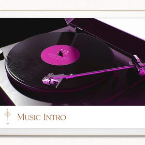Op de afbeelding: Een close-up van een platenspeler die een vinylplaat afspeelt, weergegeven op een tablet. De plaat is zwart met een roze label. De toonarm en andere details zijn in roze tinten. Het tabletscherm toont de woorden "Music Intro".