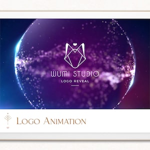Peut inclure: Une tablette affiche une animation de logo avec un design géométrique de tête de renard et le texte "WUMI STUDIO LOGO REVEAL". L'arrière-plan présente un design violet et bleu semblable à une galaxie. Le texte "Logo Animation" est en bas.