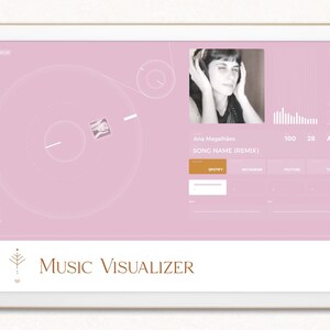 Op de afbeelding: Een digitale tablet toont een muziekvisualizer-interface met een roze achtergrond. De interface toont een foto van een vrouw met een koptelefoon, songinformatie en een afbeelding van een platenspeler. De tekst "Music Visualizer" wordt weergegeven.