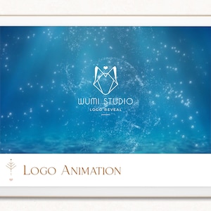 Może przedstawiać: Biały tablet wyświetla animację logo na niebieskim tle z białymi cząsteczkami. Logo przedstawia geometryczny wzór głowy lisa z tekstem "WUMI STUDIO LOGO REVEAL". Poniżej wyświetlany jest tekst "Logo Animation".