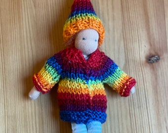 Puppenjacke Puppenmütze Puppenkleidung Regenbogen Zwerg dwarf Gnom gestrickt