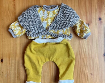 Puppenkleidung Set Hose Shirt Schultertuch gestrickt Puppensachen Senf Curry grau