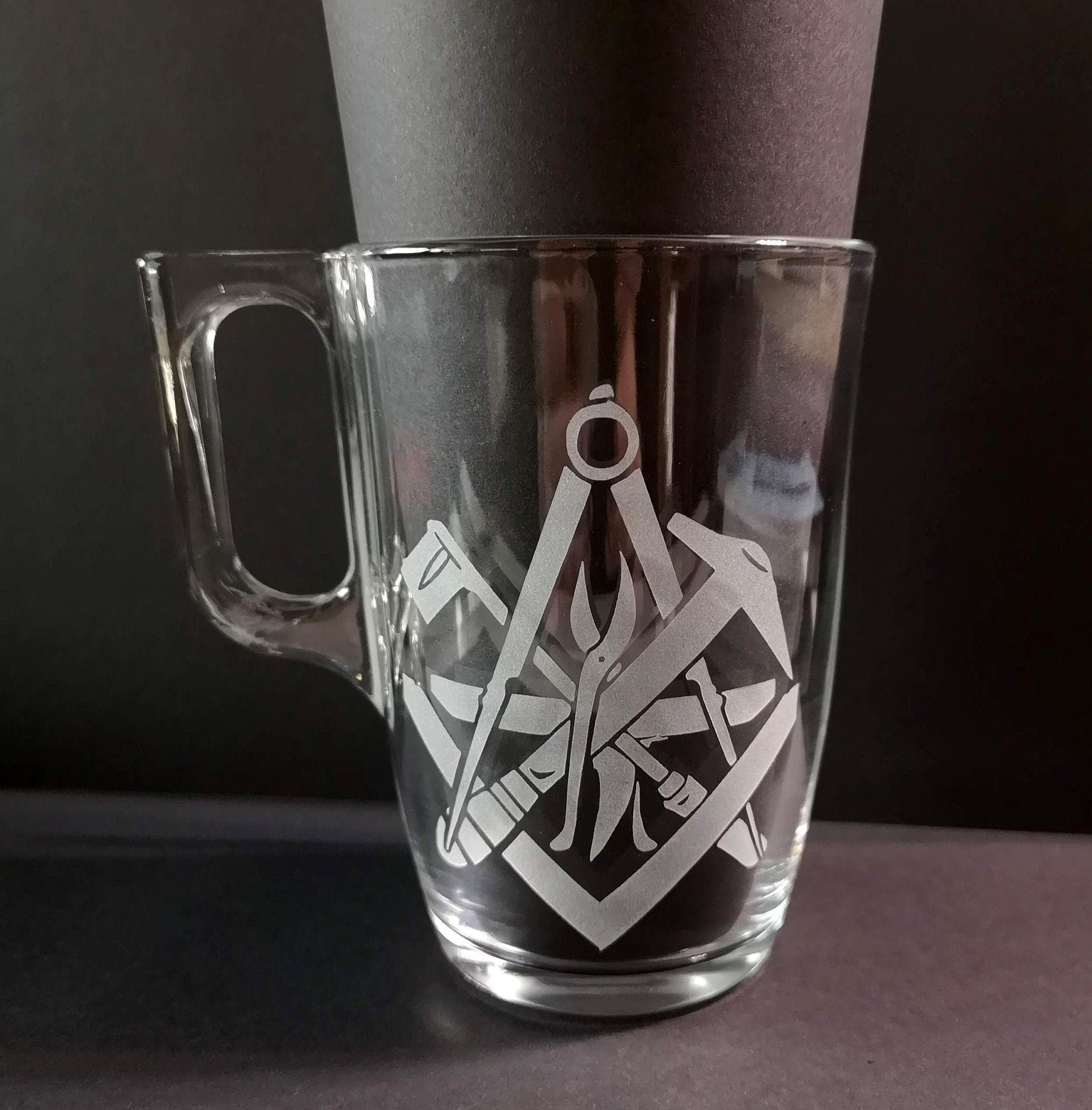 Tasse ou Verre Assiette Dessous de Gravé Artisan Couvreur Zingueur Personnalisé