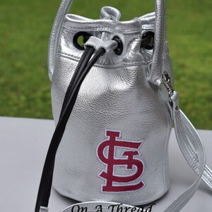 Bolso bombonera St Louis Cardinal plateado metalizado