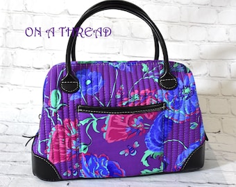Bolso de mano acolchado floral de Kaffe Fassett con detalles de vinilo