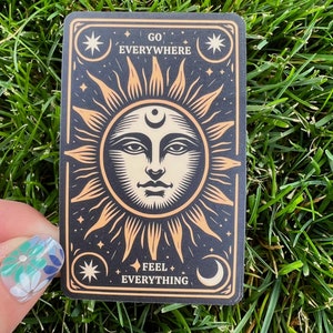 Goose Go Everywhere Feel Everything Western Sun Preto Amarelo Tarot Carro Lua Estrelas | Adesivo de vinil Slap | Acabamento fosco de 3,2" x 2"