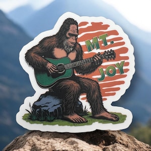 Adesivo de vinil Mt. Joy Bigfoot tocando violão verde e pôr do sol laranja Tapa 3&quot; x 3&quot; Acabamento fosco