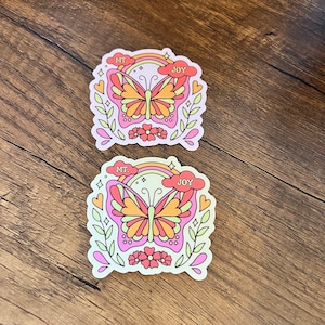 Mt. Joy Hippie floresce nuvens de borboleta rosa psicodélico retro laranja amarelo roxo | Tapa adesivo | Acabamento fosco 2,6&quot; x 2,8&quot;