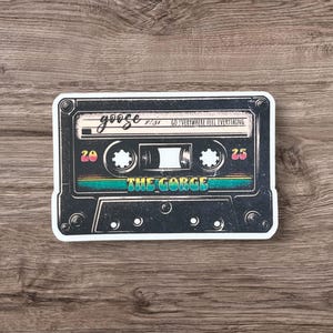 Goose The Gorge 2025 8/31 Go Everything Feel Everything Preto Verde Retro Mixed Cassette Tape Vinyl Sticker Slap 2,1" x 3,2" Acabamento fosco