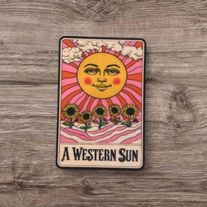 Ganso, um sol ocidental, sol amarelo, raios rosa e vermelhos, nuvens, girassóis, carta de tarô vintage, adesivo de vinil, 3,3" x 2,2" acabamento fosco