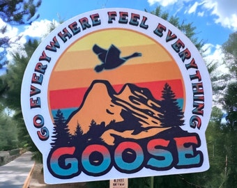 Goose Go Everywhere Feel Everything Western Sun Mountains Autocollant Slap 3,0" x 2,75" Finition mate