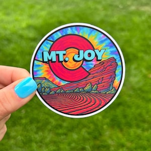 Adesivo de vinil MAGNET Mt. Joy Red Rocks Tie Dye Colorado Sunshine para laptop, copo, acabamento fosco, 3,0&quot; x 3,0&quot; e 20 mil de espessura