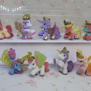 Pony de juguete Dollhouse en miniatura. Juguetes dollhouse en miniatura. Accesorios para el dormitorio dollhouse. Favores de fiesta de cumpleaños. Kelly Toys. Pony en miniatura