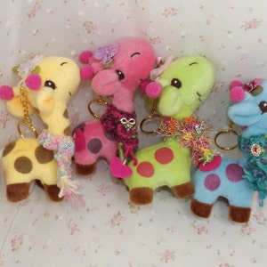 Miniatur Giraffe Plüschtier. Giraffen-Anhänger, Verzierungs-Tierschlüsselketten.  Giraffe Schlüsselanhänger. Babypartygeschenke. Party-Geschenke