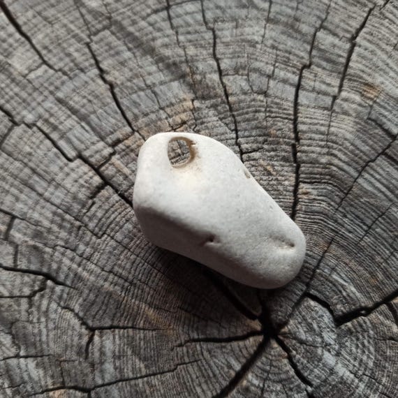 穴の開いた石 - Etsy 日本