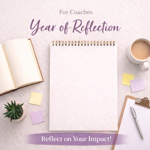 Può includere: Un'immagine dall'alto con un taccuino a spirale vuoto, un diario aperto, una tazza di caffè, una penna e una lavagna. Il testo "For Coaches", "Year of Reflection" e "Reflect on Your Impact!" è visibile.