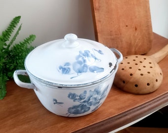 Enameled French soup tureen, Antique enameled soup tureen, French vintage enamel soup tureen,Lidded Serving Dish, Rustic, Chippy