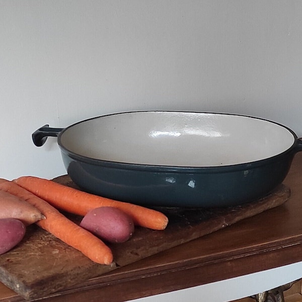 Rare color Vintage French LE CREUSET Gratin Dish, "duck green" Cast Iron Baking Dish, number 29, 1970s, Enzo mari