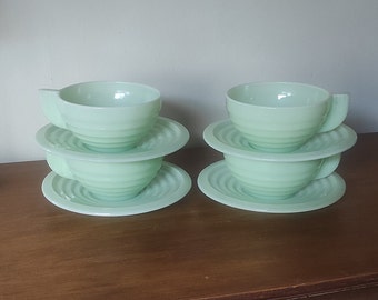 Conjunto vintage de 4 tazas y platillos de media copa de jadeíta verde Art Déco francés. Regalo de vajilla retro vintage.