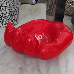 Red ceramic Hand pin tray 1980s, Grande main des années 80 en céramique servant de vide poche