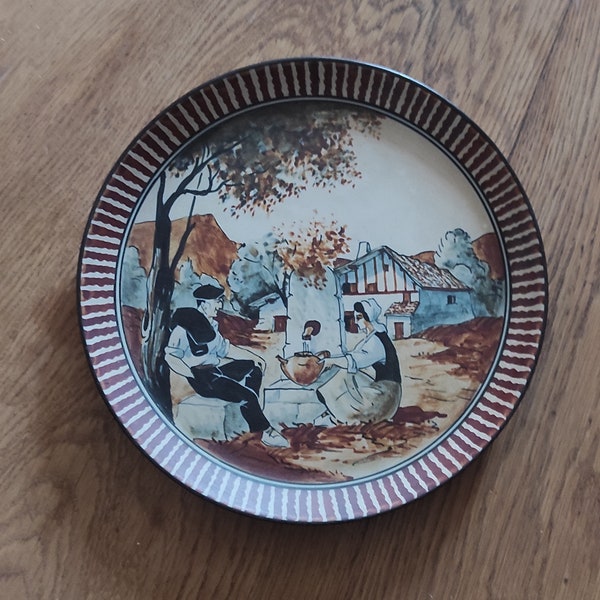 Ancien plat en grés de CIBOURE : Le Coronne. Pays basque. basque pottery.