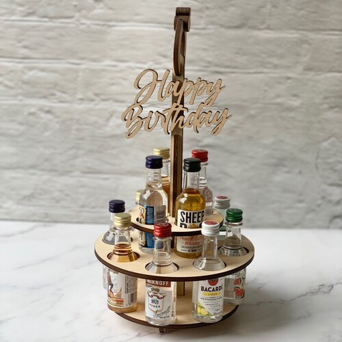 Mini gâteau à deux étages avec bouteille d'alcool, mini gâteau de célébration de bouteille d'alcool, mini gâteau de célébration avec bouteille d'alcool, mini gâteau de célébration avec alcool