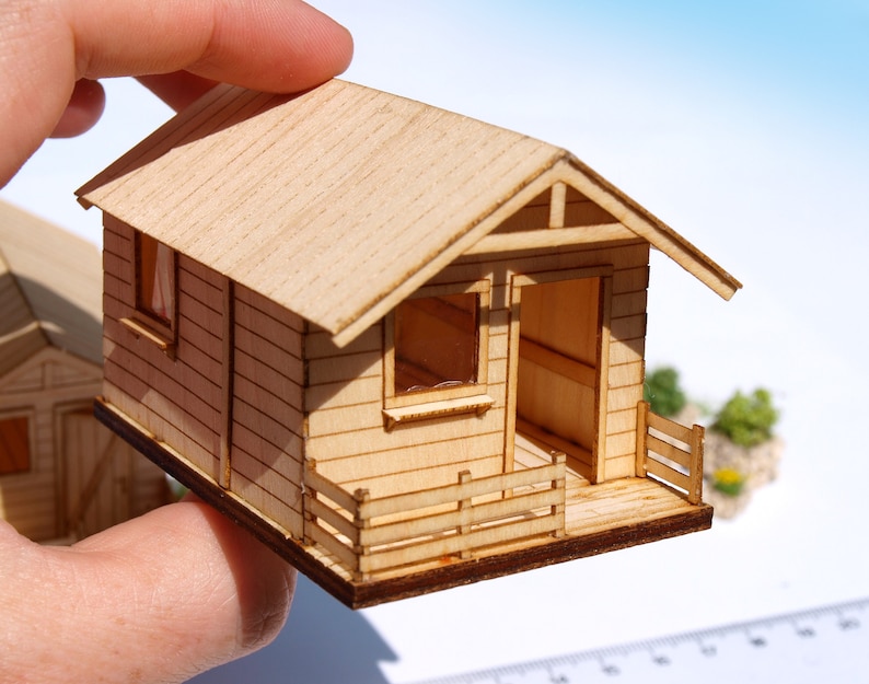 2 Stück Miniatur-Holzhütten-Modellbausatz, HO 1:87 Haus für Eisenbahn-Puppenhaus-Wargame-Diorama Bild 5
