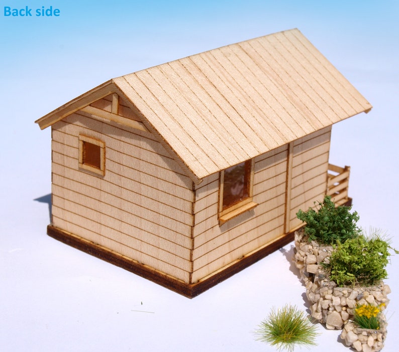 2 Stück Miniatur-Holzhütten-Modellbausatz, HO 1:87 Haus für Eisenbahn-Puppenhaus-Wargame-Diorama Bild 3