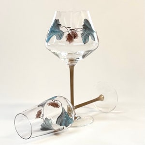 Set of two wine glasses or set of two champagne flutes in hand-painted crystal glass - gingko flower decoration - made to order